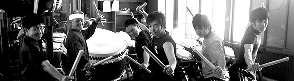 記憶に残る太鼓を届けたいモノクロ写真